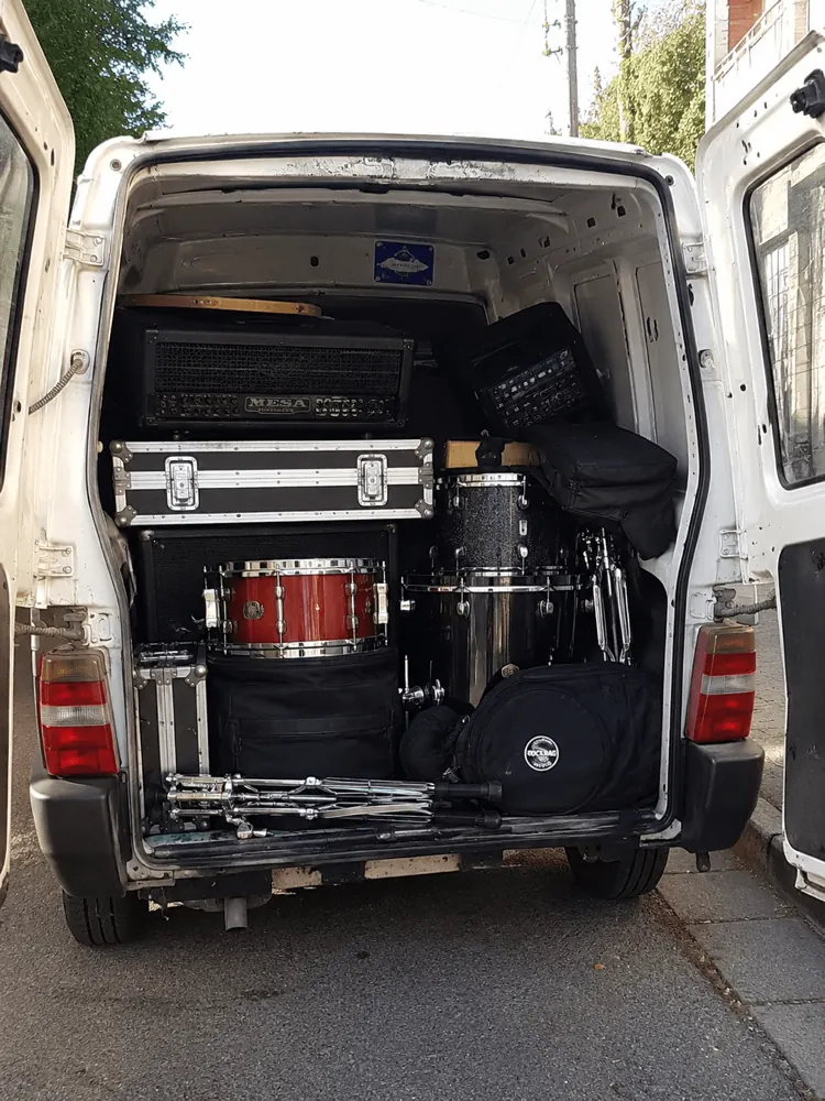 Equipos de backline: amplificadores, guitarras y batería listos para trasladar