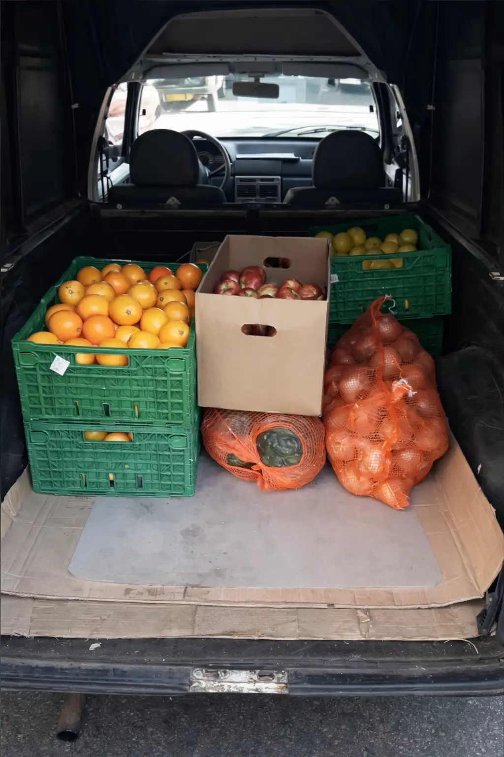 Mini flete con cajones de frutas y mercadería